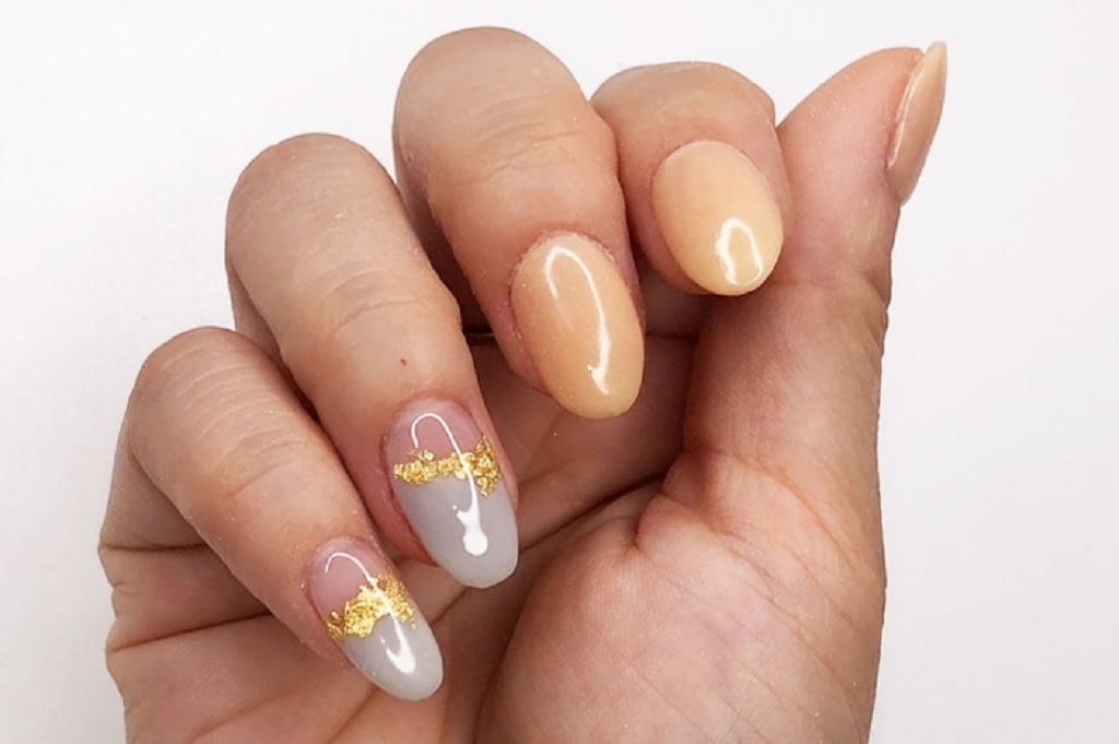 Dip Nail Gold Flakes Design